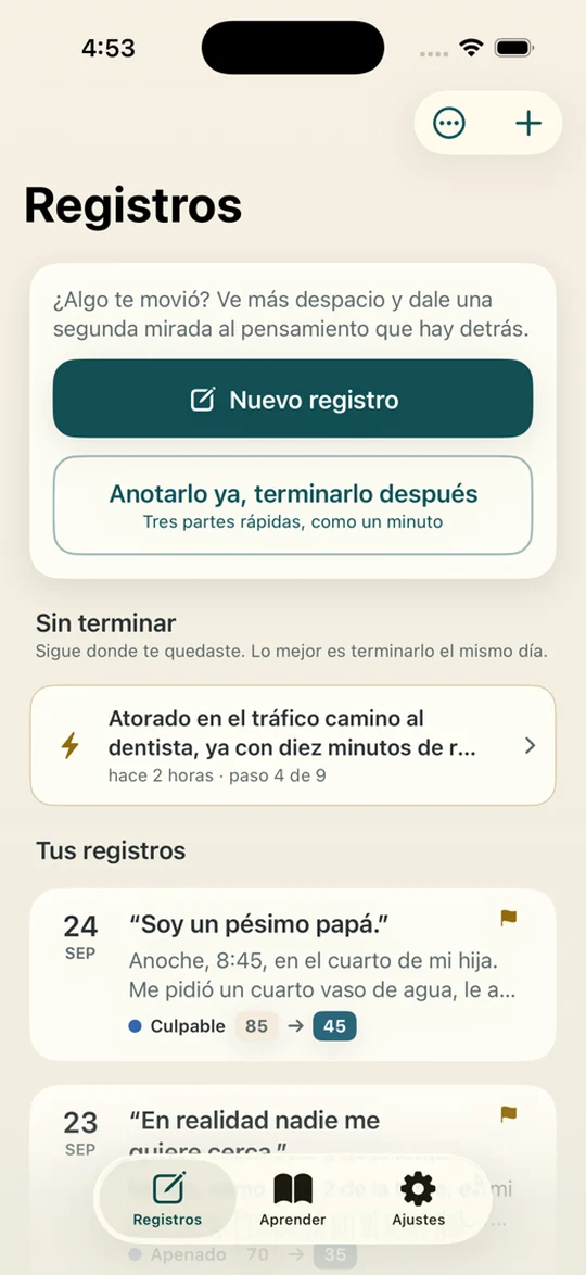 La pantalla Registros, con un botón para un registro nuevo, una opción más corta para anotarlo ya, un registro sin terminar y registros terminados que muestran el pensamiento caliente y una emoción antes y después